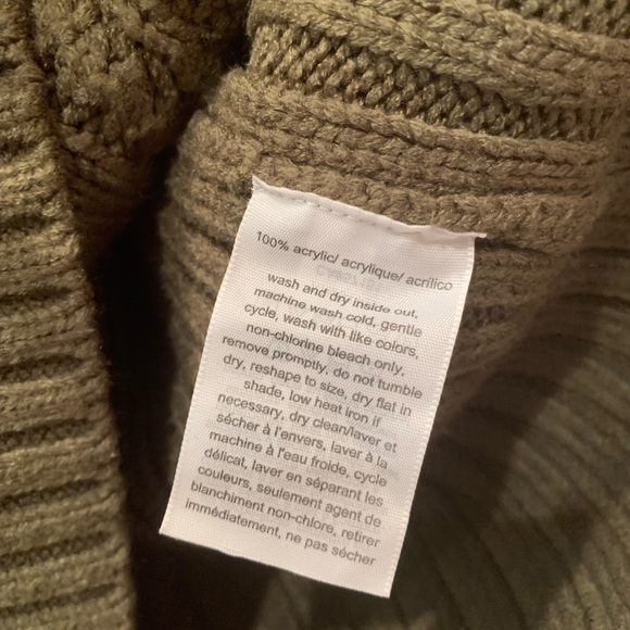 Cropped Cable Knit Sweater - Picture 4 of 5